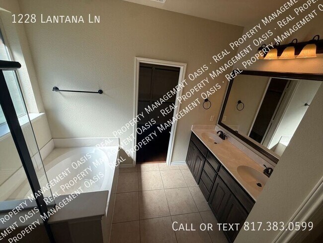 Building Photo - 1228 Lantana Ln