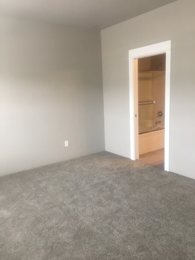 Building Photo - Beautiful Townhome in East Medford