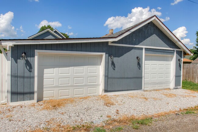 Building Photo - 701 Lincoln St