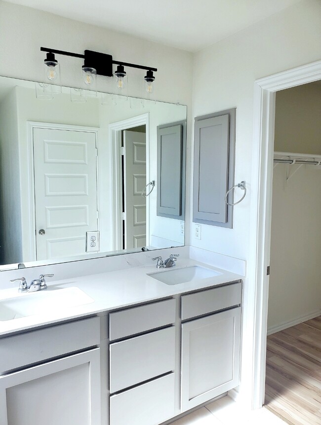 Master Bathroom - 1126 Loganberry Dr