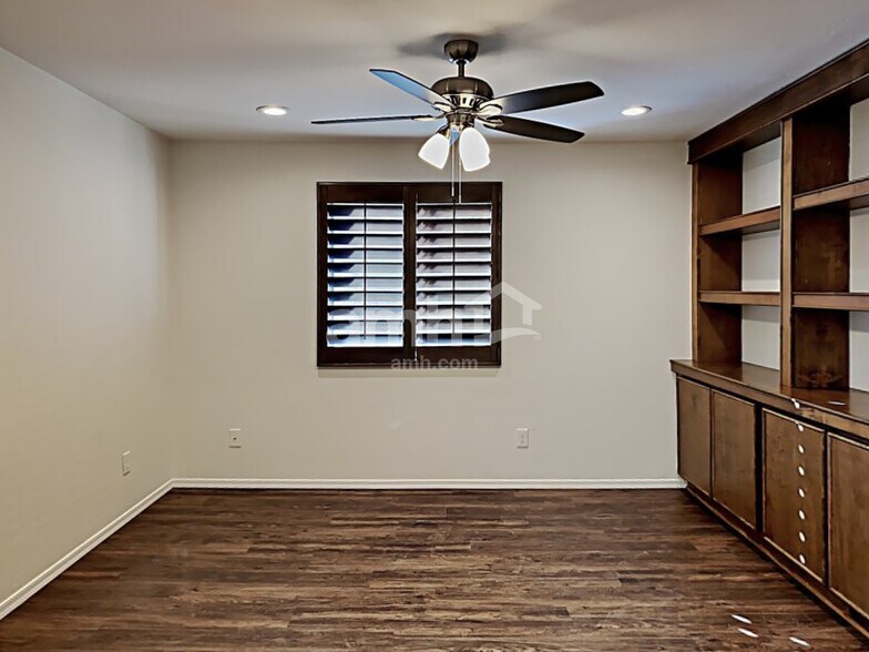 Building Photo - 3429 E Crescent Way