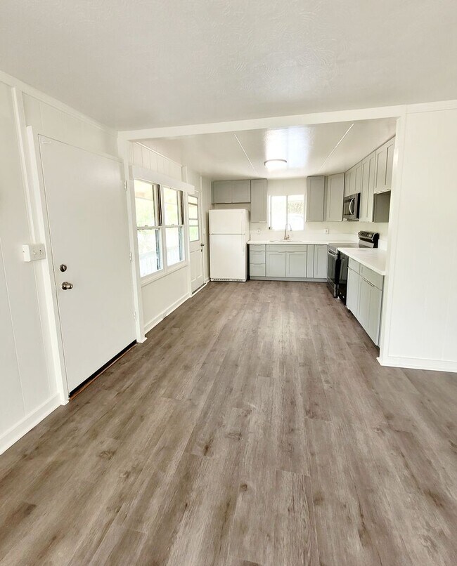 Building Photo - AVAILABLE NOW | 3 BED, 2 BATH HOME | Location: North Shore | Drive Up Parking Spaces, & Large Enc...