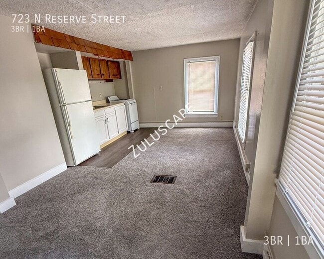 Building Photo - 723 N Reserve St