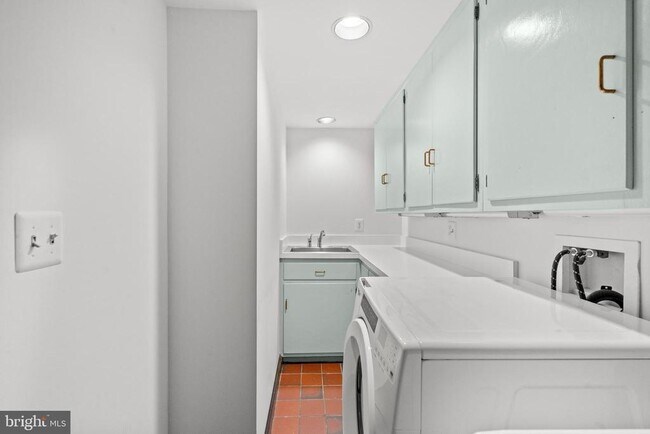 Building Photo - 6045 Edgewood Terrace