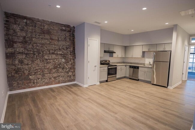 Building Photo - 218 W Main St