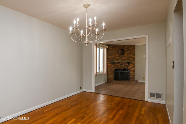 Building Photo - 904 Claridge Dr