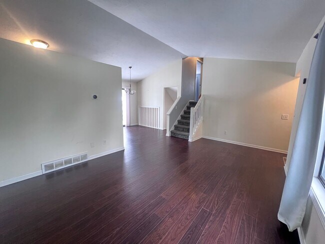 Building Photo - Single Family Home - Three Bedroom Tri-level!