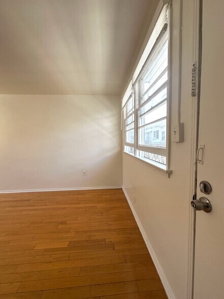 Building Photo - 1737 N Sycamore Ave