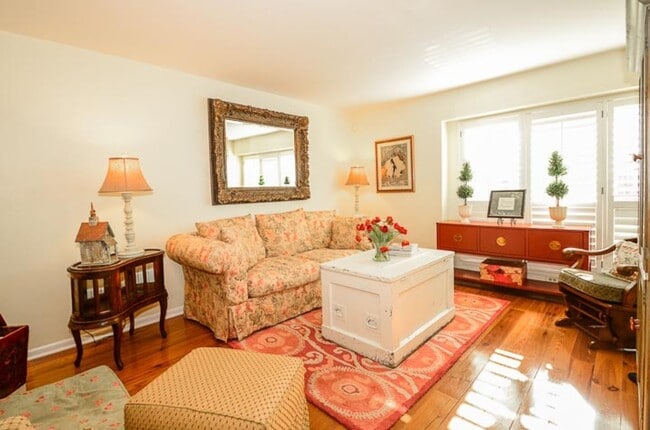 Building Photo - 8326 Linden Oaks Ct