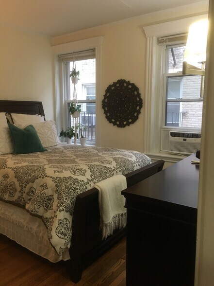 Building Photo - 364 Riverway