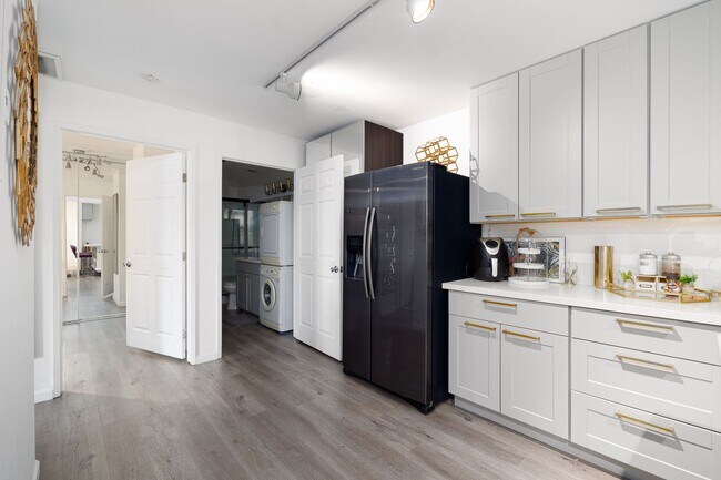 Building Photo - Beautifully Updated 2 Bedroom Condo with Optional Furniture!