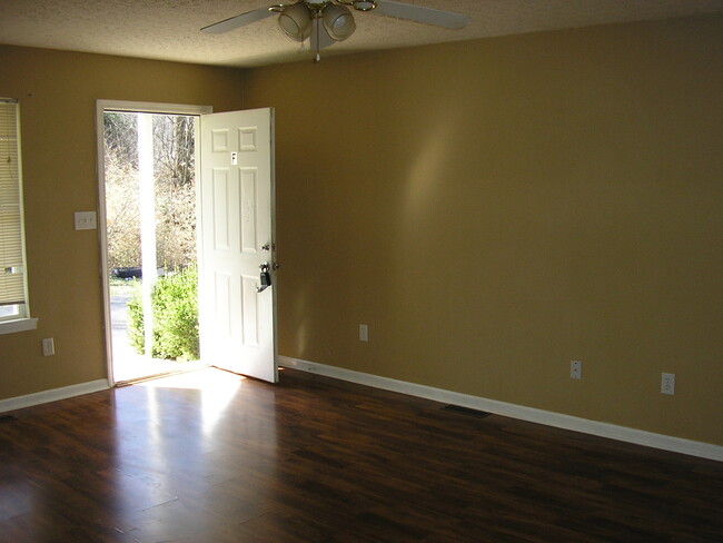 Building Photo - 4490 Woodstone Dr