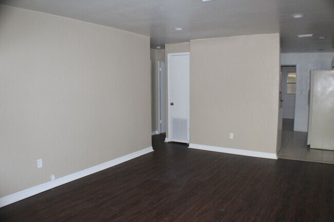 Building Photo - 3 bed 2 bath house