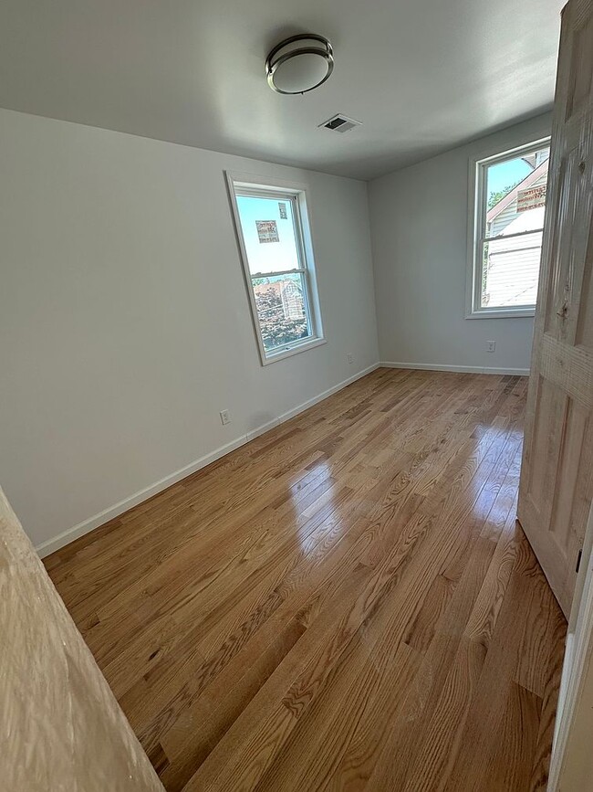 Building Photo - 543 3rd Ave