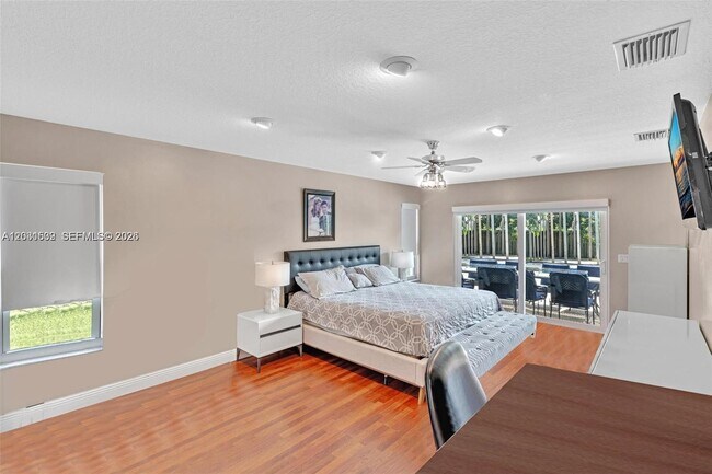 Building Photo - 3877 Bimini Ave