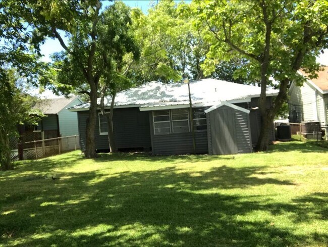 Building Photo - Gorgeous completed renovated Home in Freeport, TX. HABLAMOS ESPAÑOL!