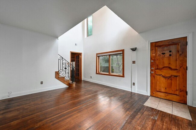 Building Photo - 2829 San Gabriel St