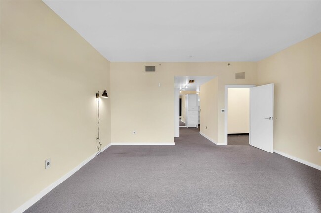 Building Photo - 3,400 SQFT CONDO IN DOWNTOWN CHAMPAIGN W/ ...