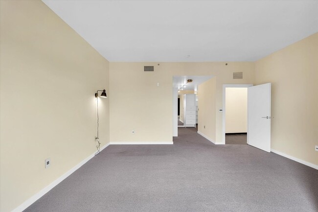Building Photo - LARGE CUSTOM CONDO IN DOWNTOWN CHAMPAIGN
