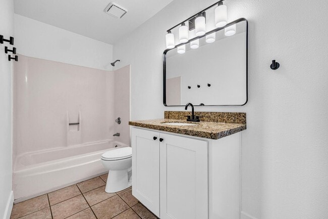 Building Photo - 6 bed/ 3.5 bath