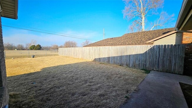 Building Photo - 1008 W Silver Meadow Dr