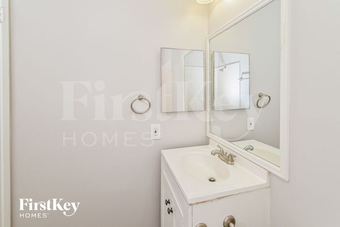 Building Photo - 15823 Baybriar Dr