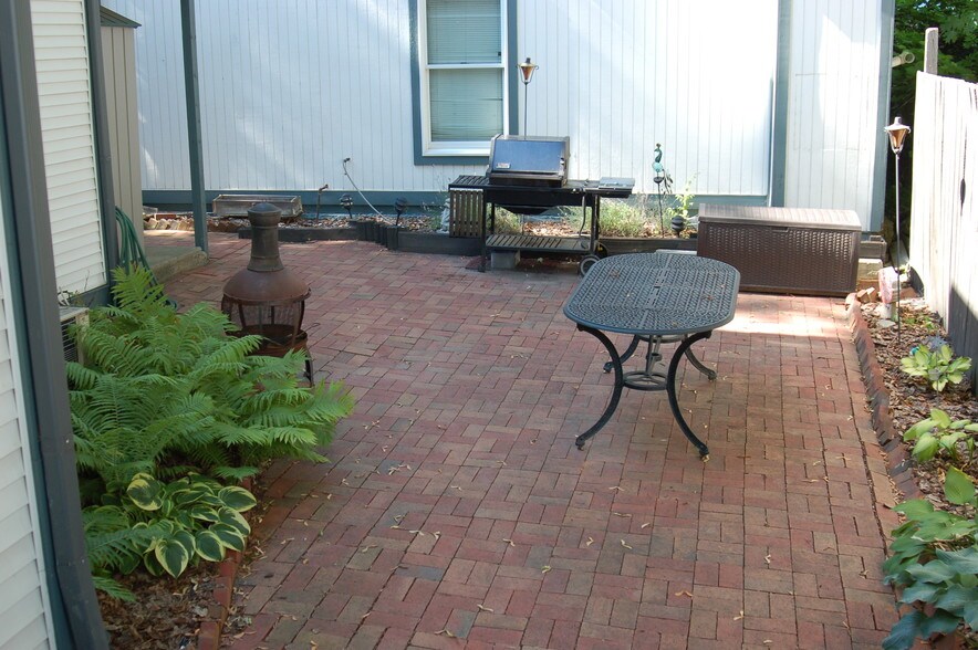 shared patio space - 724 W Washington St