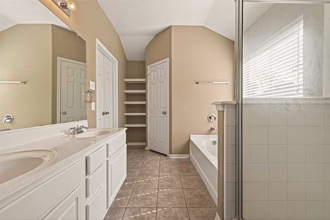 Building Photo - 926 Dracena Ct