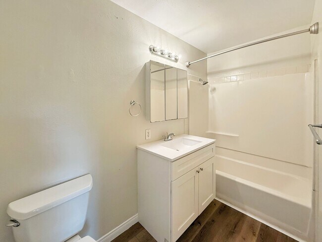 Building Photo - Charming 2B/1BA House w/ Large Yard, Garag...