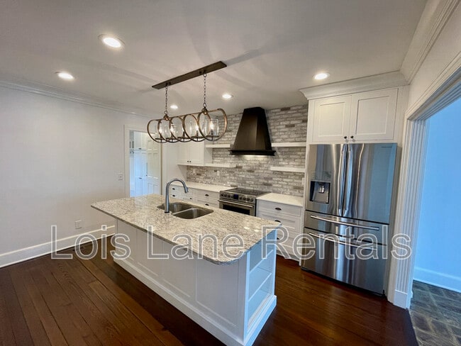 Building Photo - 3 1/2 Saint Michaels Alley