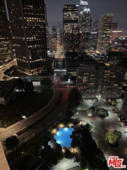 Building Photo - 800 W 1st St