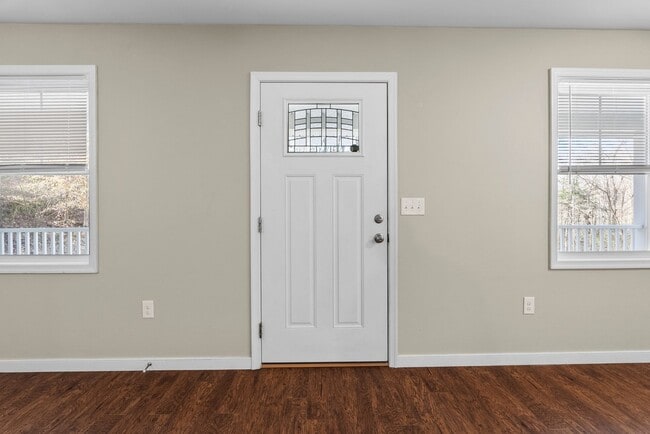 Building Photo - 3-Bedroom in Town of Farmville with Privacy and Convenience!