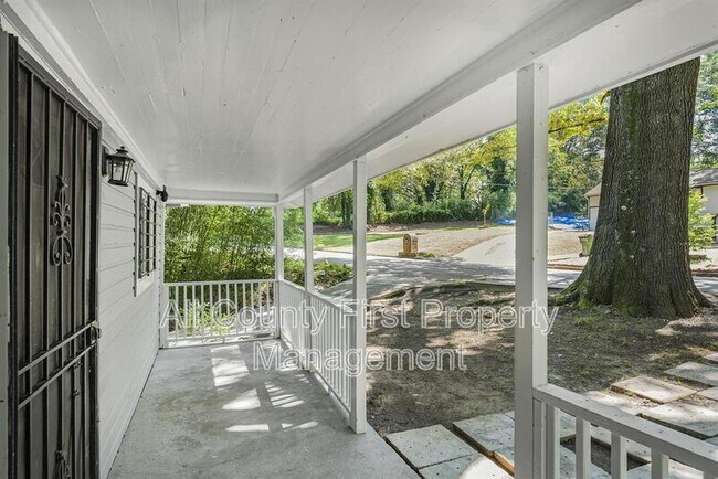 Building Photo - 2845 3rd Ave SW