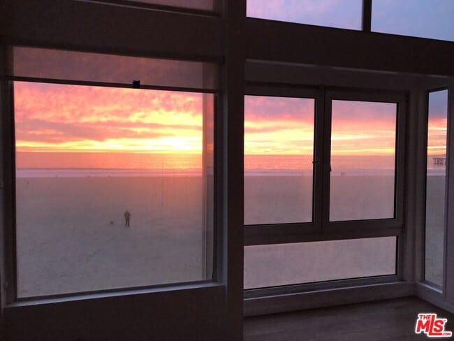 Building Photo - 3711 Ocean Front Walk