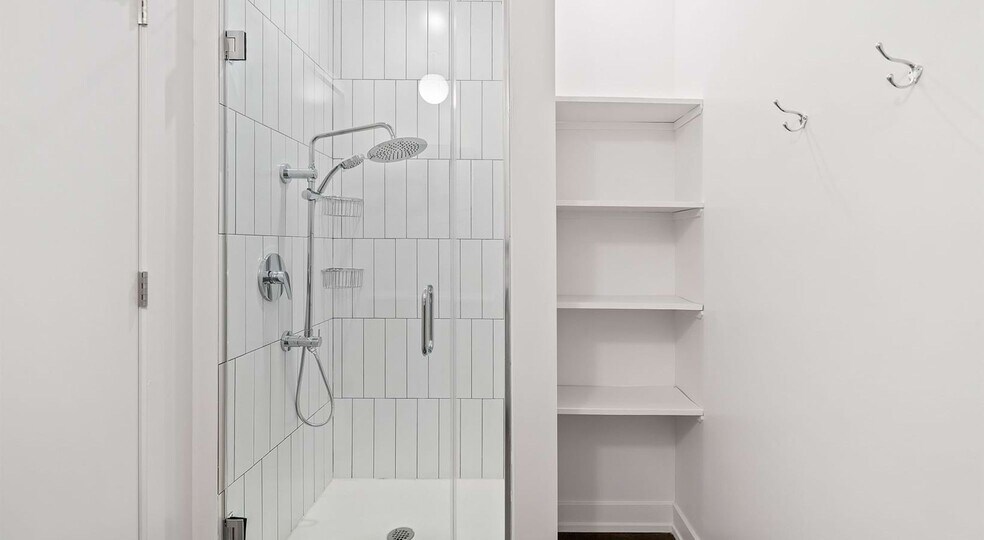 Building Photo - 5430 N Sheridan Rd