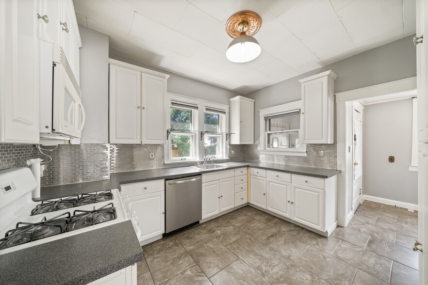 Building Photo - 834 W 39th Ter