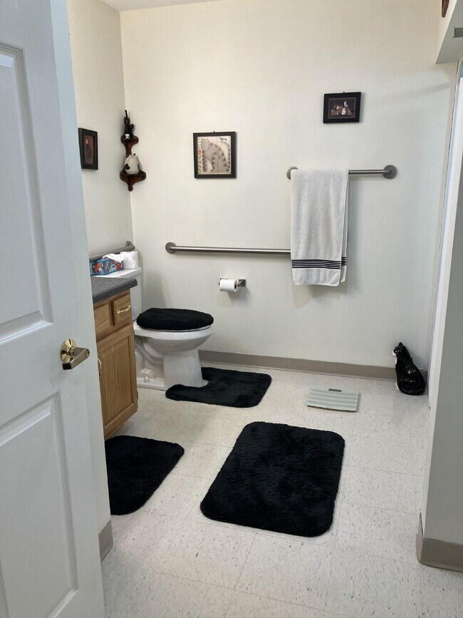 Building Photo - 3 Bedroom/Office 1.5 bath in the Village of Fairport - Available May 2026! $3,050/month