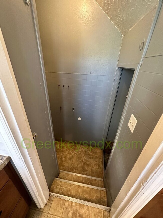 Building Photo - Gorgeous Pet-Friendly 3 Bedroom 1 Bath House