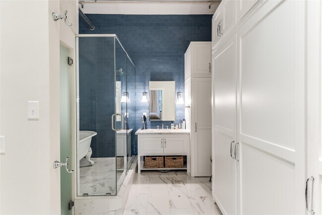 Building Photo - 705 Main St