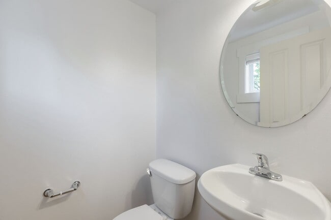 Building Photo - Charming 3 Bed Townhouse in Seattle