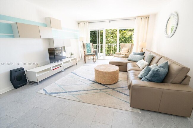 Building Photo - 1021 Hillsboro Mile Unit 204