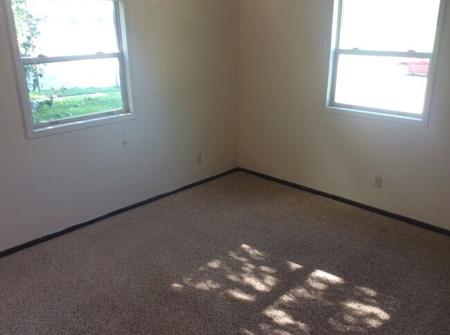 Building Photo - SPACIOUS 3 BEDROOM w/ IN UNIT LAUNDRY!-123...