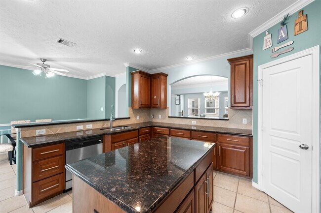 Building Photo - 3410 Skyline Village Dr