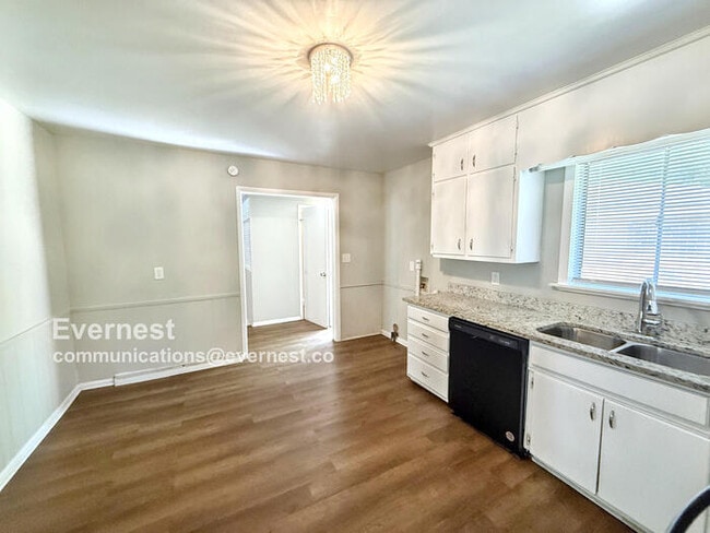 Building Photo - Spacious 3 Bed, 2 Bath Home with Fenced Yard and Detached Garage!