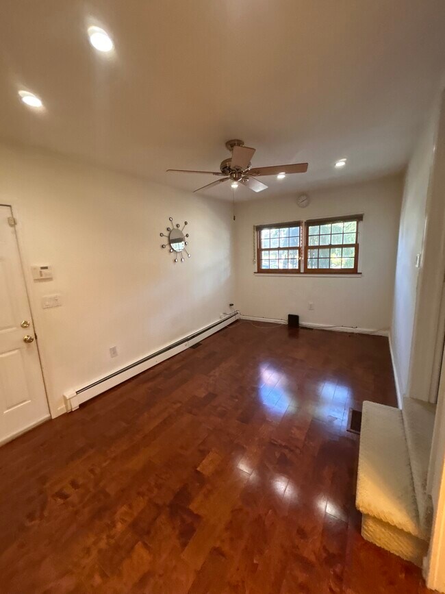 Building Photo - 879 Grove Ave