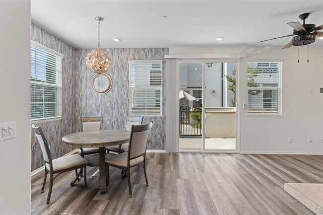 Building Photo - 30324 Town Square Dr