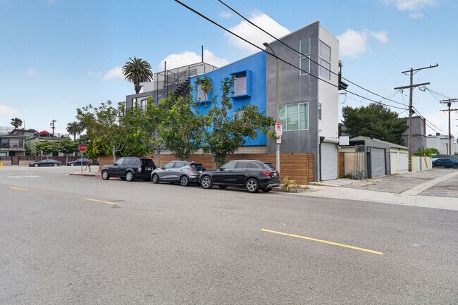 Building Photo - Discover this striking 3 bedroom apartment for rent in Venice, offering 4 bathrooms, contemporary...