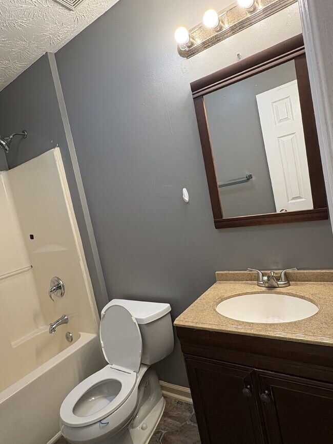 Building Photo - 204 Cobblestone Ct
