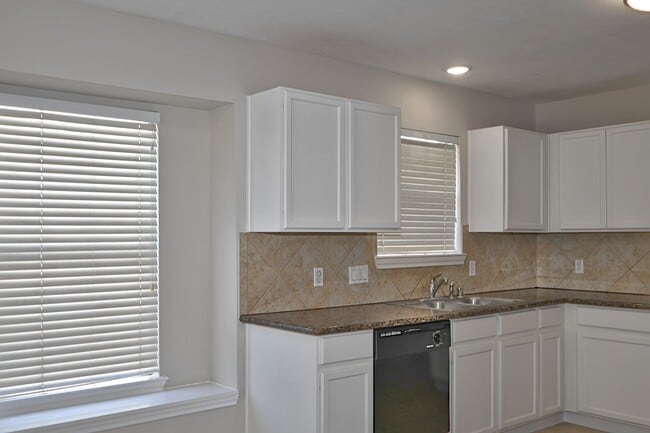 Building Photo - 15223 Stoneyview Dr