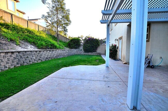 Building Photo - 4Br/3-1/2 bathroom Home